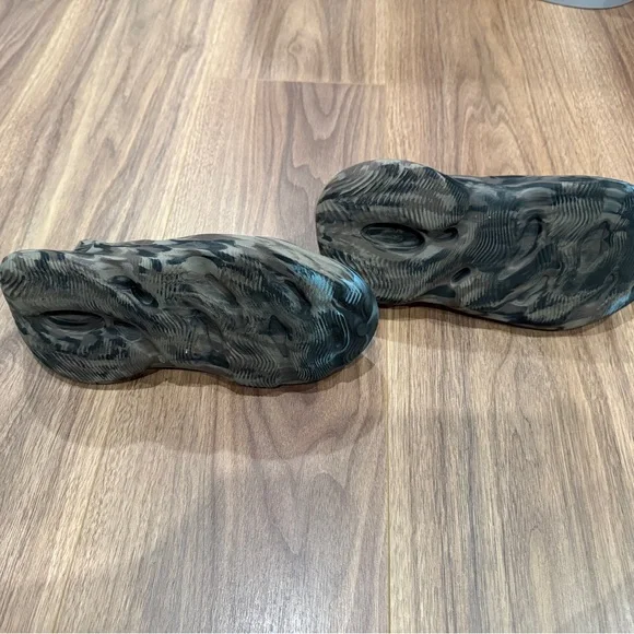 Yeezy Foam RNR MX Cinder - Picture 4 of 4